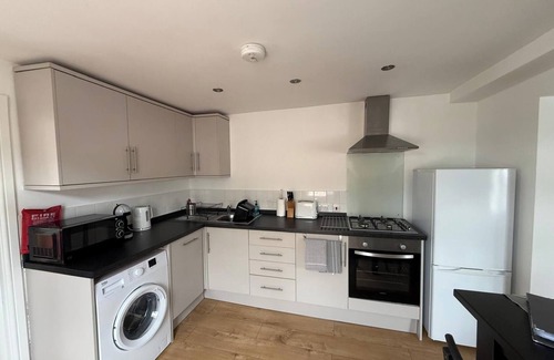 Whitstable House | 1 Bed Flat Sleeps 4, Free Parking, Balcony