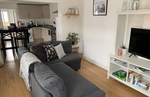 Whitstable House | 1 Bed Flat Sleeps 4, Free Parking, Balcony