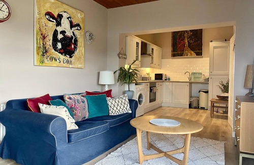 Ballygally Apartment | 1 Bed Flat - Sleeps 5 - Parking - Garden - Pets