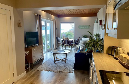 Ballygally Apartment | 1 Bed Flat - Sleeps 5 - Parking - Garden - Pets