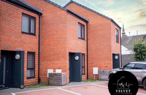 Castle House | 1 Bed House at Velvet Serviced Accommodation Swansea with Free Parking & WiFi - SA1