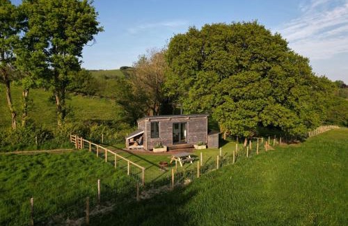 Horner House | 1 Bed Hut - Sleeps 4 - Pets - Parking