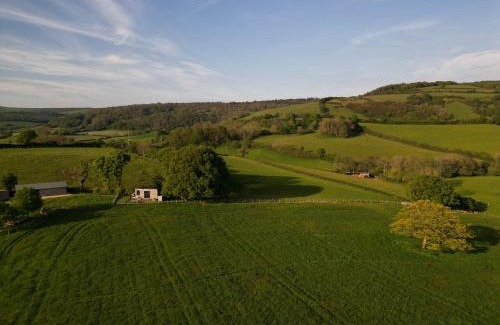 Horner House | 1 Bed Hut - Sleeps 4 - Pets - Parking