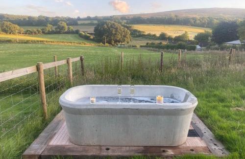 Horner House | 1 Bed Hut - Sleeps 4 - Pets - Parking