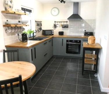 Bethania House | 1 Bed Rural cottage between the mountains and Sea in West Wales