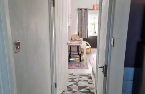 Old Harlow Apartment | 1 Bed Sleeps 2-Parking-Garden-2 min train station