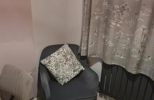 Old Harlow Apartment | 1 Bed Sleeps 2-Parking-Garden-2 min train station
