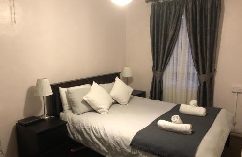 West Putney Apartment | 1 Bed-Sleeps 4-Free Parking-15 Min to Putney