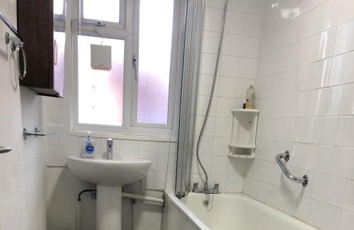 West Putney Apartment | 1 Bed-Sleeps 4-Free Parking-15 Min to Putney