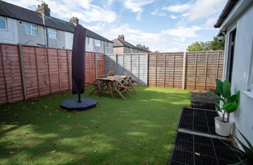 St Albans House | 1 Bed-Sleeps 4-Private Garden-Free Parking