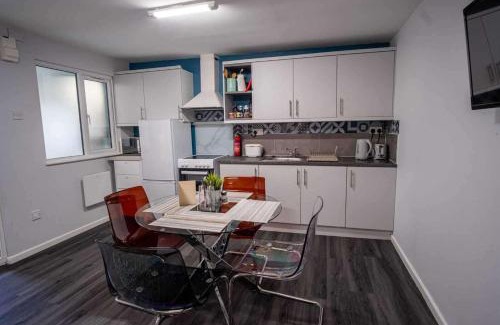 St Albans House | 1 Bed-Sleeps 4-Private Garden-Free Parking