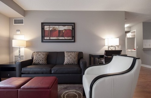 Hurontario Apartment | 1 Bedroom/1 Bathroom Suite