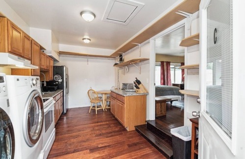 Parkville Apartment | 1 bedroom, 1 full bath shower, double vanity, full kitchen, eat in kitchen, deck
