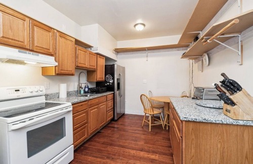 Parkville Apartment | 1 bedroom, 1 full bath shower, double vanity, full kitchen, eat in kitchen, deck