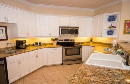 Bradenton Beach Hotel | 1 Bedroom, 2 Bathroom Penthouse. Pet Friendly