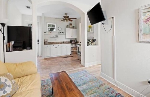 Gillespie Park Apartment | 1 Bedroom 647793 by Houzlet