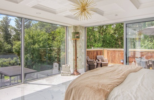 East Grinstead Cabin | 1 bedroom accommodation in East Grinstead