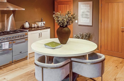 Carnon Downs Ski Chalet | 1 bedroom accommodation in Carnon Downs