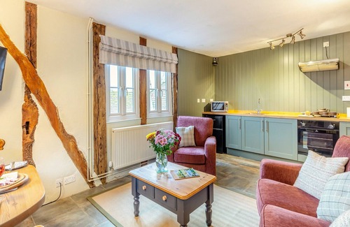 Hay-on-Wye Cabin | 1 bedroom accommodation in Ridgeway Cross, near Malvern