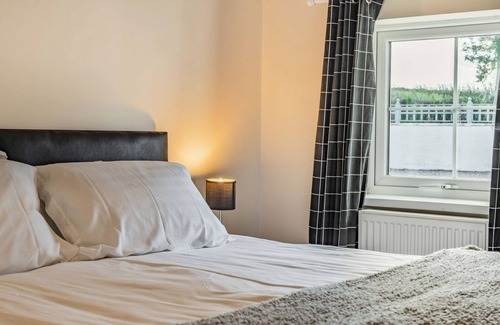 Whitland Cottage | 1 bedroom accommodation in Red Roses, near Pendine