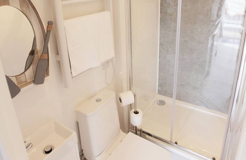 Hamble-le-Rice Cabin | 1 bedroom accommodation in Hamble