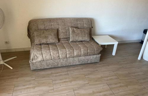 Boulouris-sur-Mer Apartment | 1 bedroom apartment with balcony near the beach