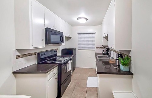 Studio City Apartment | 1 Bedroom Apartment in LA near Universal Studios