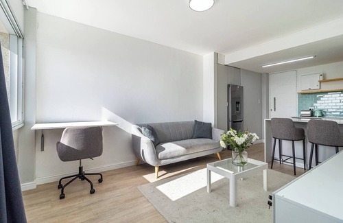Three Anchor Bay Apartment | 1 Bedroom Apartment, Seapoint, Cape Town