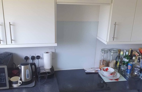 Horsham Apartment | 1 bedroom apartment wt ext leather sofa chair. 10 minutes to city center