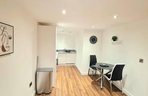 Salford Apartment | 1-bedroom Aprt in Salford- Freeparking- Sleeps3