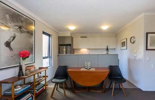 Redfern Apartment | 1 Bedroom Apt with Parking, Pool and Gym