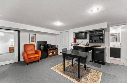 Reed Apartment | 1 Bedroom Basement Apartment Across from Reed College Campus