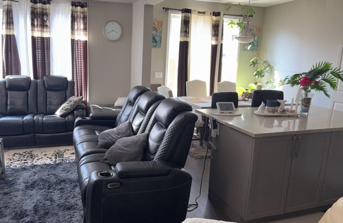 Airdrie House | 1 bedroom & Bathroom Near Airport