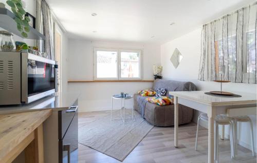 Marignane House | 1 Bedroom Beautiful Home In Marignane