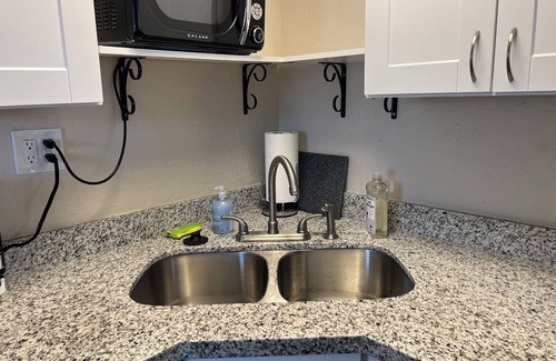 Coronado House | 1 bedroom casita in central Phoenix 1-2 miles from 4 major hospitals.