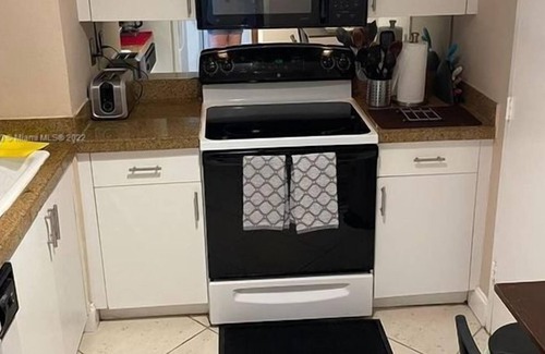 Surfside Condo | 1 Bedroom Condo 440390 by Houzlet