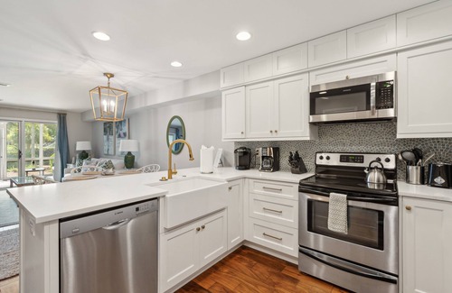 Charleston County Condo | 1 Bedroom condo, Steps to Beach Access & Pool - 7B Mariners Walk