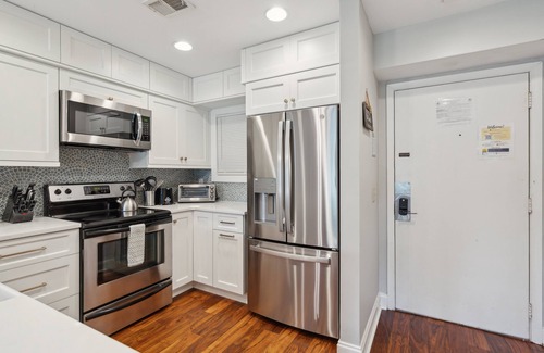 Charleston County Condo | 1 Bedroom condo, Steps to Beach Access & Pool - 7B Mariners Walk