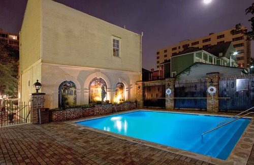 Faubourg Lafayette Apartment | 1 Bedroom Condo with Kitchen for Super Bowl! On St Charles Streetcar Route!