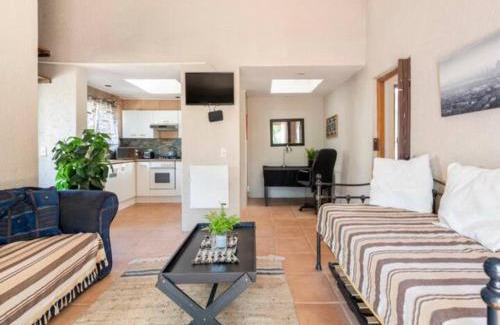 Greater Johannesburg Metropolitan Area Apartment | 1 Bedroom Cottage