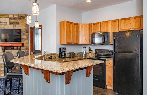 Lake Delton Resort | 1 Bedroom Deluxe at Glacier Canyon Lodge! Waterpark included!