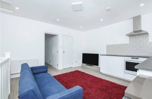 Uxbridge South Apartment | 1 bedroom flat near Heathrow 5 minutes walk to Uxbridge station & free parking