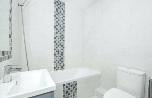 Uxbridge South Apartment | 1 bedroom flat near Heathrow 5 minutes walk to Uxbridge station & free parking