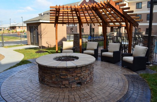 Bowling Green Condo | 1 Bedroom | Free Daily Breakfast + Seasonal Pool