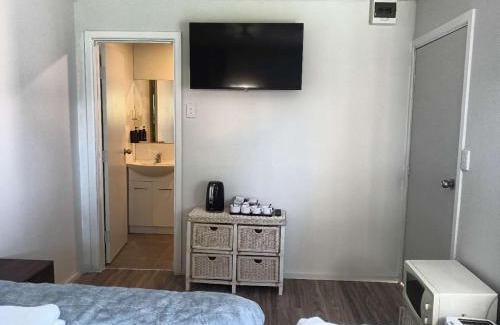 Kawaha Point Ski Chalet | 1 Bedroom garden chalet, 7B Salisbury Road, Rotorua