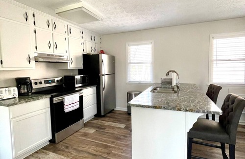 Jasper Cottage | 1 Bedroom Gingerbread Guesthouse in Mountain Resort