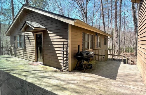 Jasper Cottage | 1 Bedroom Gingerbread Guesthouse in Mountain Resort