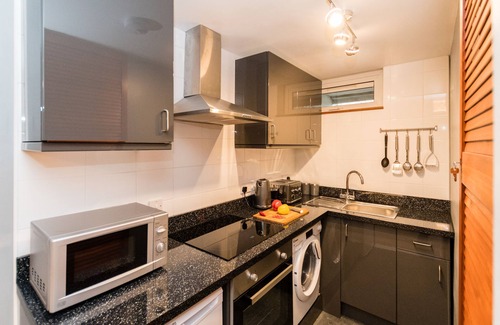 Wigan Apartment | 1 Bedroom Newton Apartment. Free Parking. Garden. Wigan