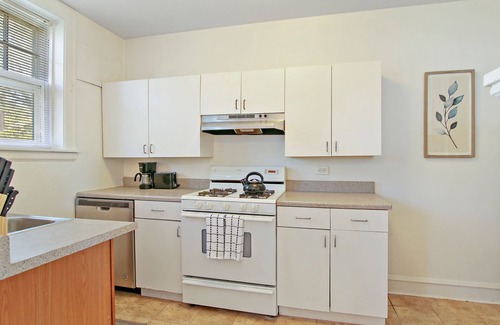 Skokie Apartment | 1-Bedroom Nice Apartment in Skokie