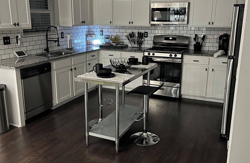 Southwestern House | 1-Bedroom Roommate Style 6-Months+ Rental in Atlanta Near to Airport & Downtown